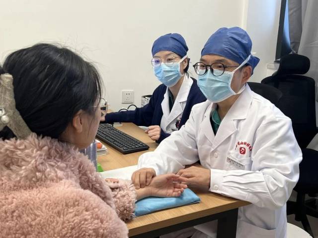 曾诚在青海省妇幼保健院出门诊。