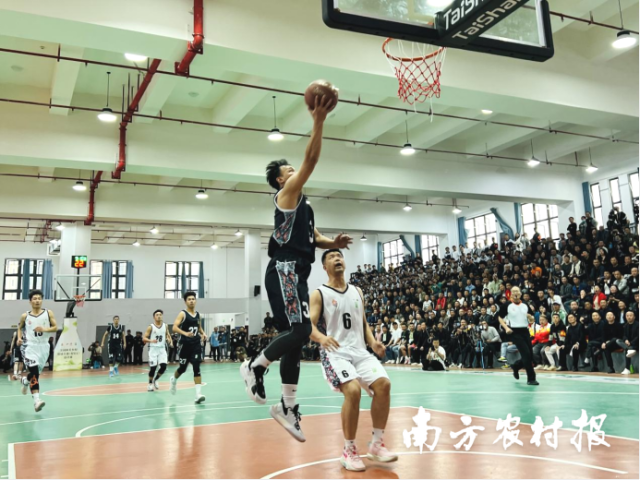 作为传统篮球强镇，东莞大朗队备受瞩目。10月26日，广东东莞大朗以72比63战胜宁夏三营镇。