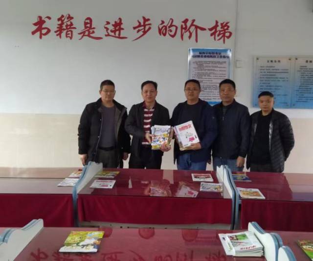 张锦位组织开展捐书助学活动。