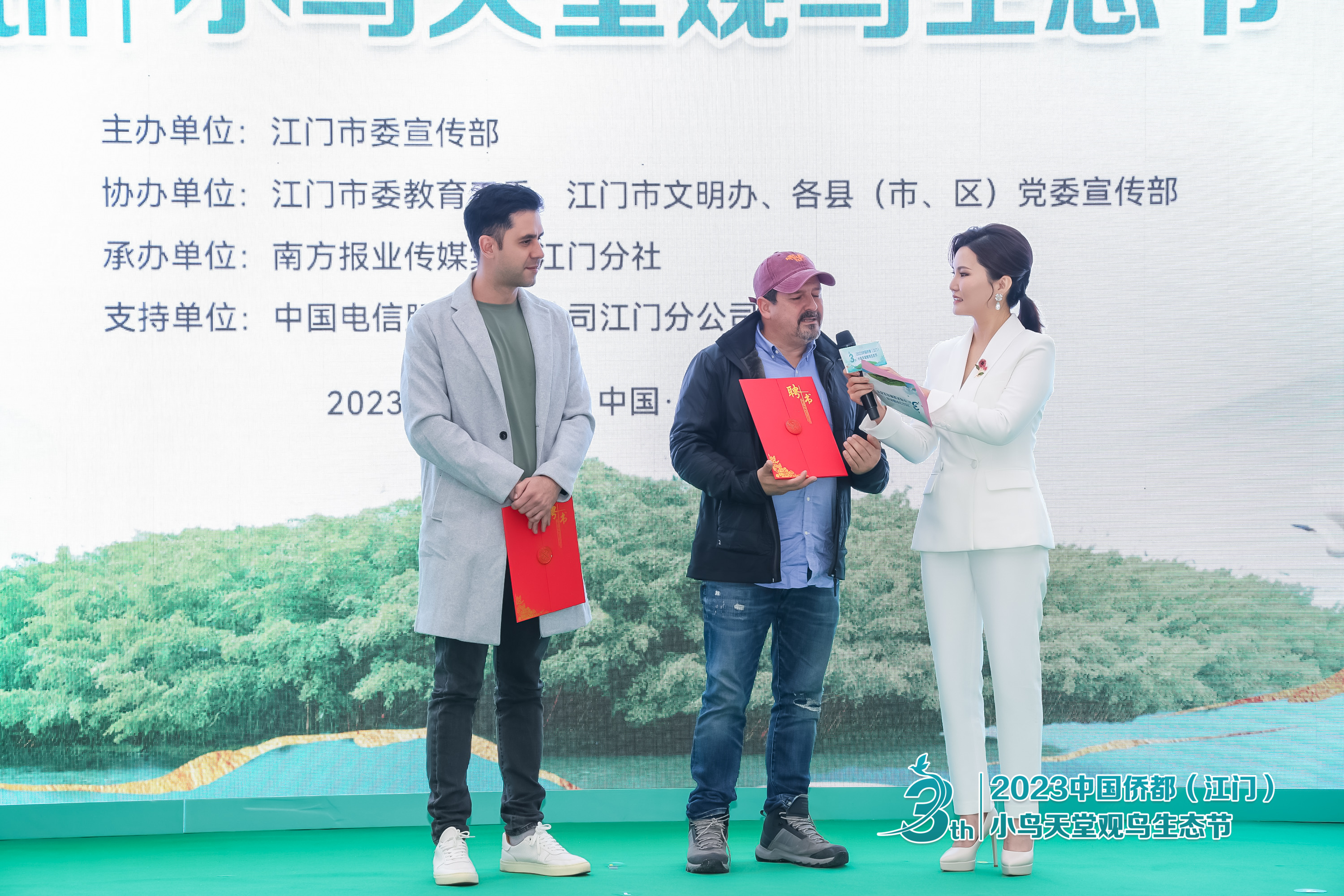 外国网红博主RafaelSaavedra和FernandoMunozBernal获颁“侨都江门海外传播推荐官”聘书。杨兴乐摄 外国网红博主RafaelSaavedra和FernandoMunozBernal获颁“侨都江门海外传播推荐官”聘书。杨兴乐摄