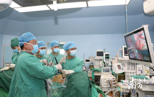 会议当天，省城专家在高州市人民医院指导胸外科手术。