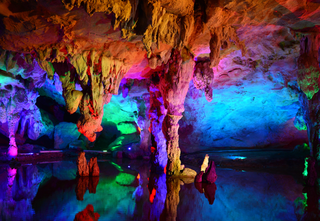 洞中有洞，洞中有河，洞中有桥。   视觉中国供图