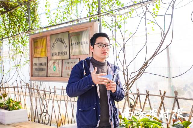 佛山市三水区白坭镇康喜莱蔬菜专业合作社总经理吴朝江介绍广东蔬菜科技小院的管理情况。