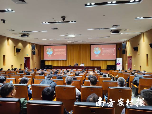 刘松做“乡村 CEO 的乡村运营实践和思考”主题分享