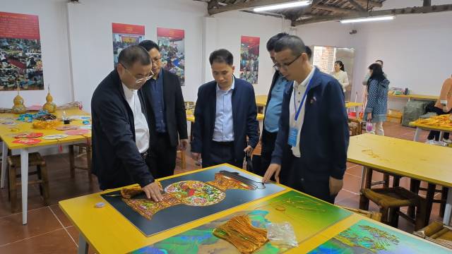 肇庆市委副秘书长、佛山驻肇庆帮扶指挥部组长彭荣华（左一）调研广府金绣。