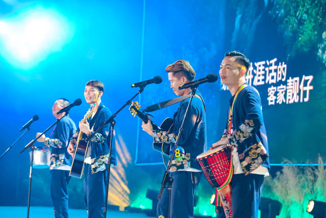 8号大永宁团队四位成员杨翔超、黄光亮、周永达、杨海龙上台弹唱原创歌曲《客家靓仔》。