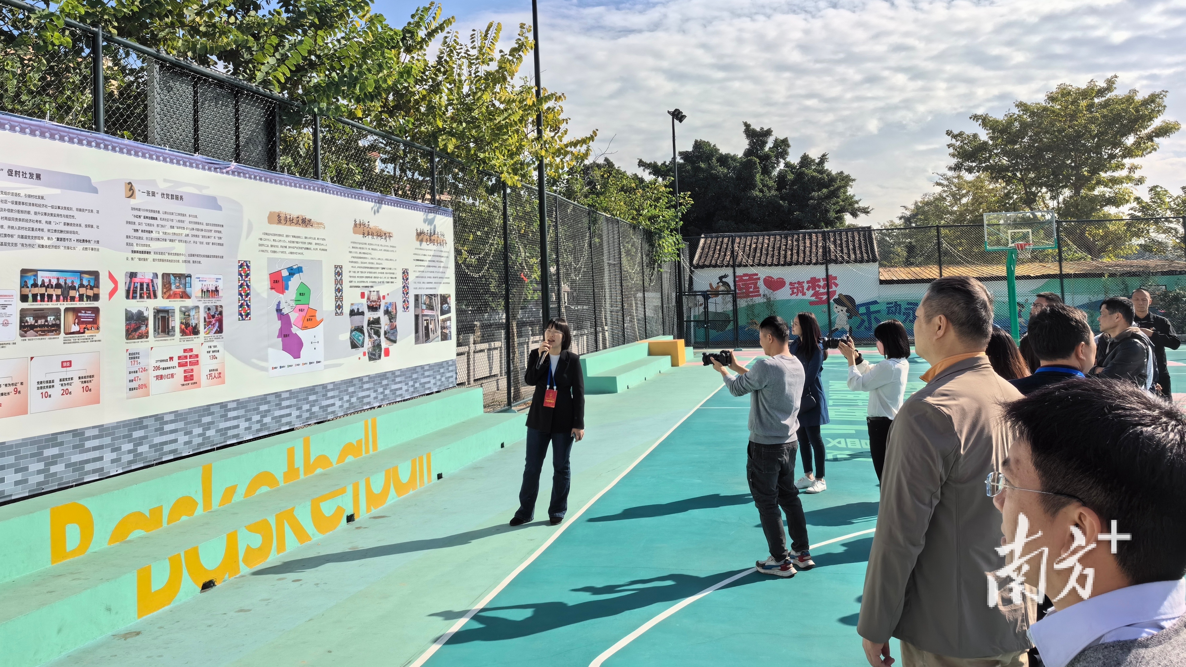 大沥镇推进“百千万工程”促进城乡区域协调发展现场会走进盐步社区永平经济社党群服务站。 通讯员供图 大沥镇推进“百千万工程”促进城乡区域协调发展现场会走进盐步社区永平经济社党群服务站。 通讯员供图