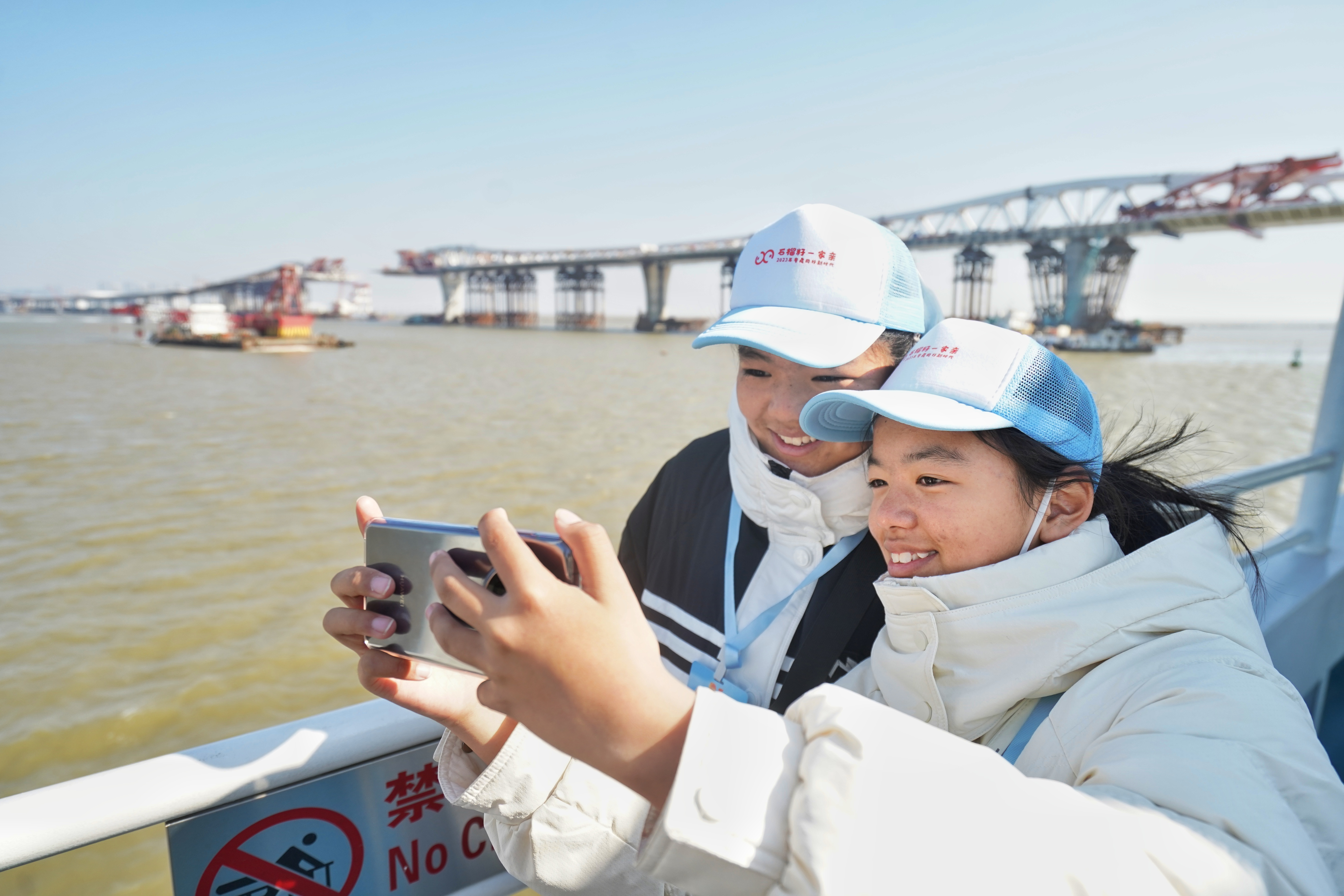 旅途中，不少少先队员第一次看见海洋。  南方+ 许舒智 拍摄