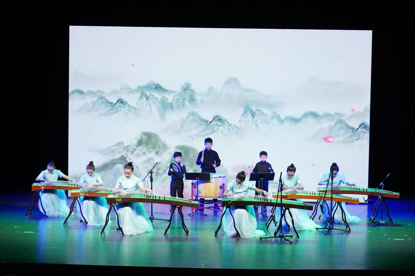 广州市少年宫民乐团的学员们表演民乐《采薇》。  南方+ 许舒智 拍摄