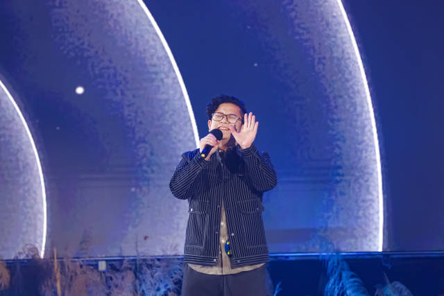 26号选手陈嘉毅深情演唱经典曲目《原来你什么都不想要》。
