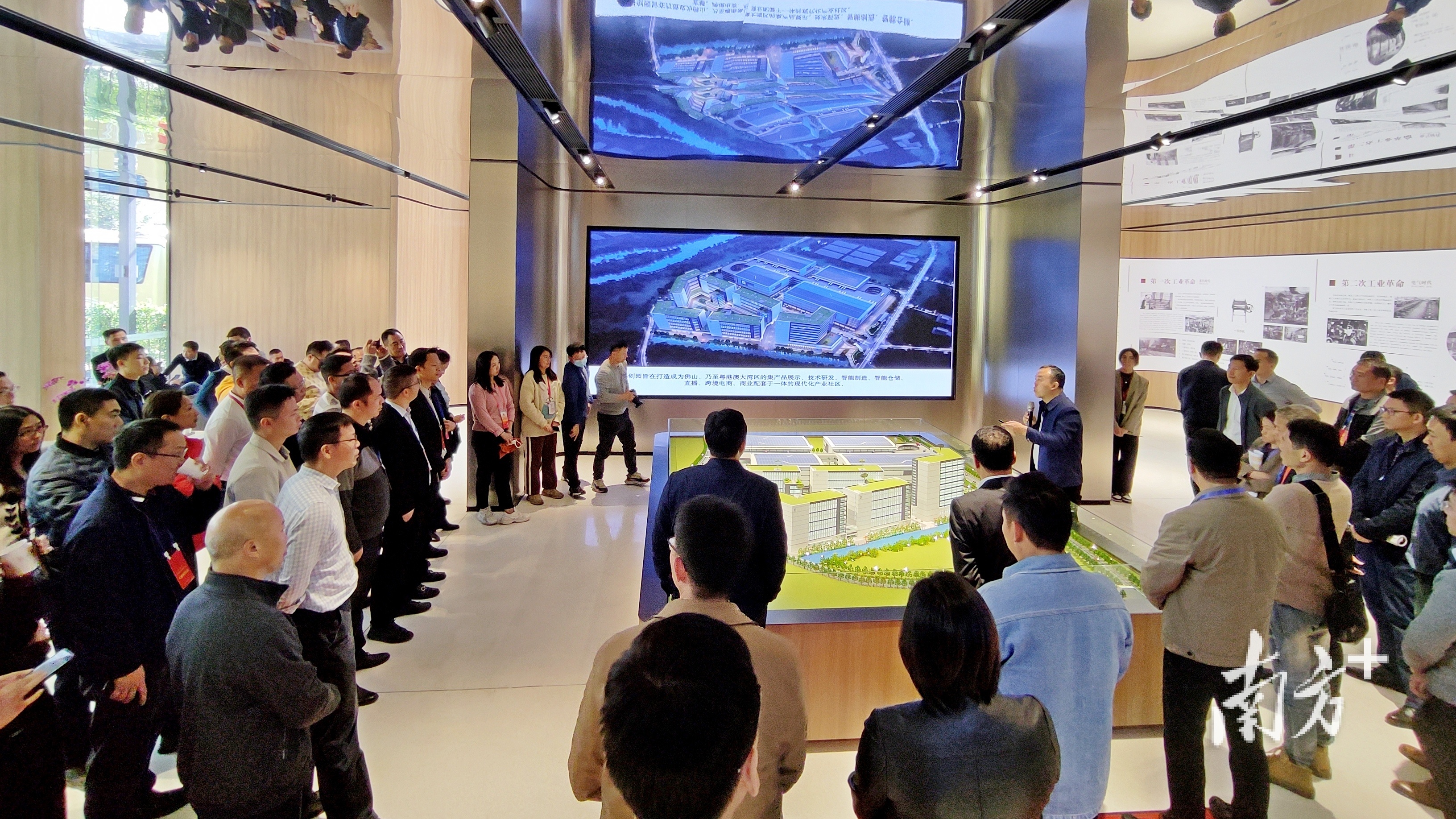 大沥镇推进“百千万工程”促进城乡区域协调发展现场会走进荟丰科创产业园。 熊程 摄 大沥镇推进“百千万工程”促进城乡区域协调发展现场会走进荟丰科创产业园。 熊程 摄