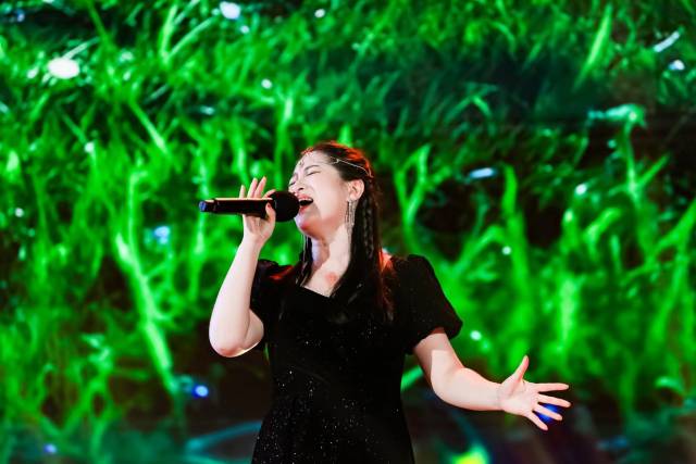 10号选手张琴演唱《乌兰巴托的夜》，夺得亚军。