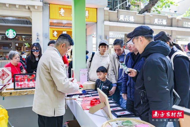 首次在潮州橄榄文化周湾区展销活动中亮相的潮州剪纸受到市民游客喜爱 