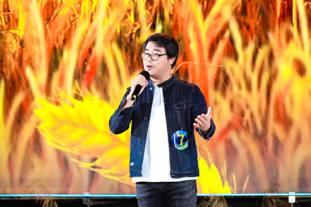 7号选手陈英华带来原创歌曲《禾花更香》，夺得季军。