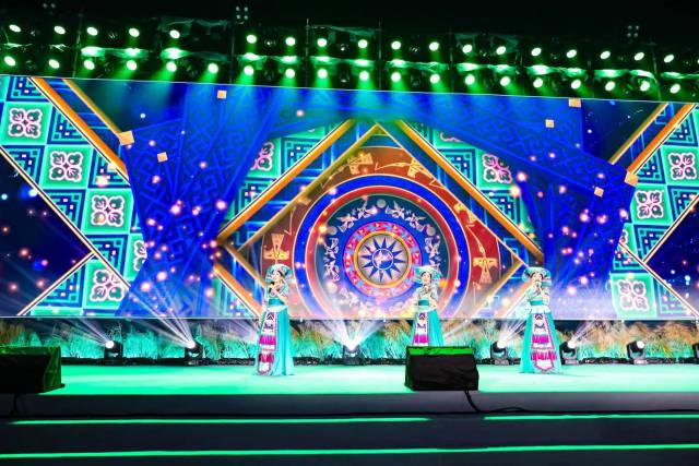 广西少数民族原生态民歌演唱组合——梢丽组合开场表演《流水欢歌迎客来》。