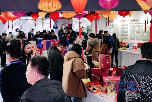 2023年12月26日,，“年菜經(jīng)濟”研討暨2024“龍年菜”產(chǎn)銷對接大會在山東泉城濟南舉辦，展銷活動現(xiàn)場人頭攢動,。