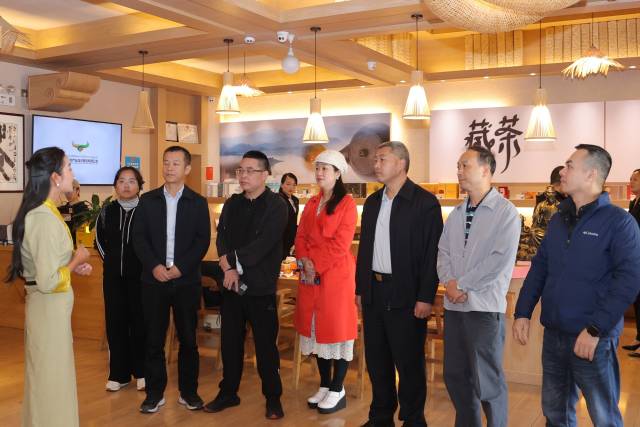 2023年9月25日，在省際交流合作活動西藏（拉薩）站,，廣東代表團考察西藏健康茶展示中心,。