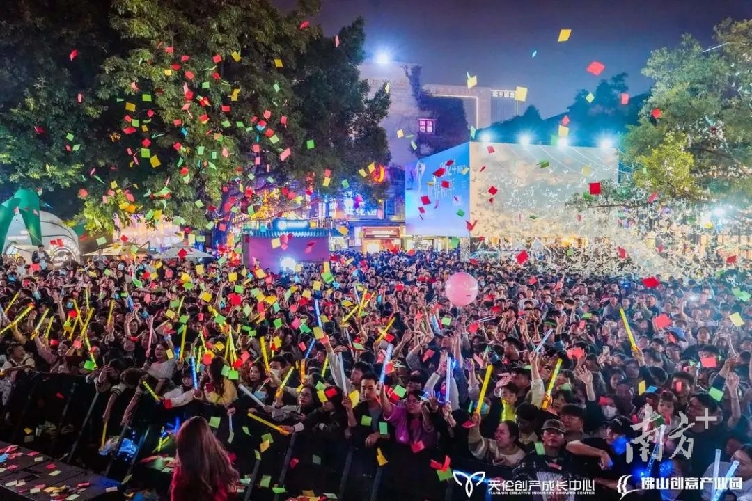 佛山创意产业园的古装走秀和功夫街舞等活动,吸引众多年轻人欢聚一堂。 资料图片 佛山创意产业园的古装走秀和功夫街舞等活动,吸引众多年轻人欢聚一堂。 资料图片