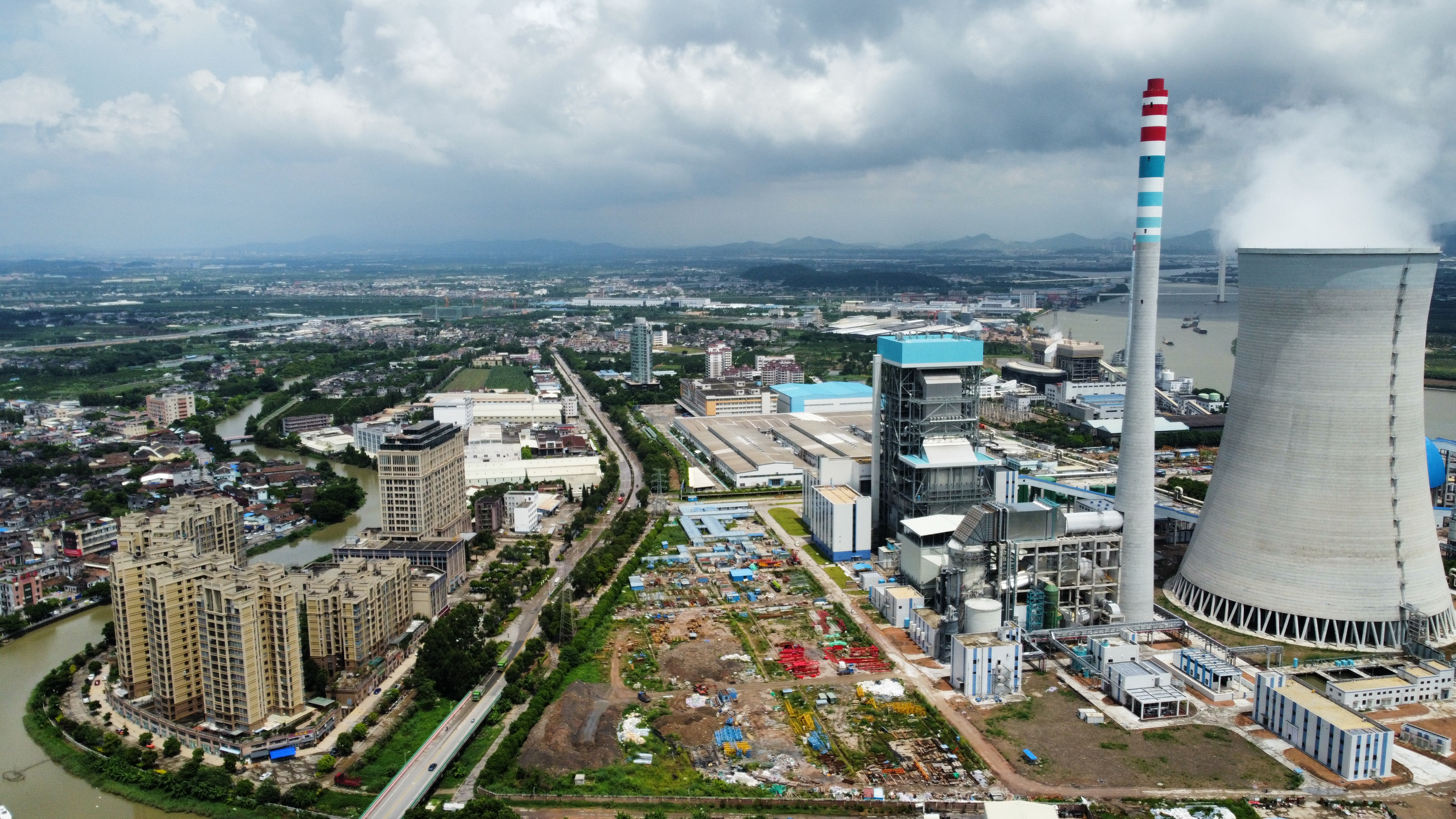 广东银洲湖纸业基地。摄影：黄胜