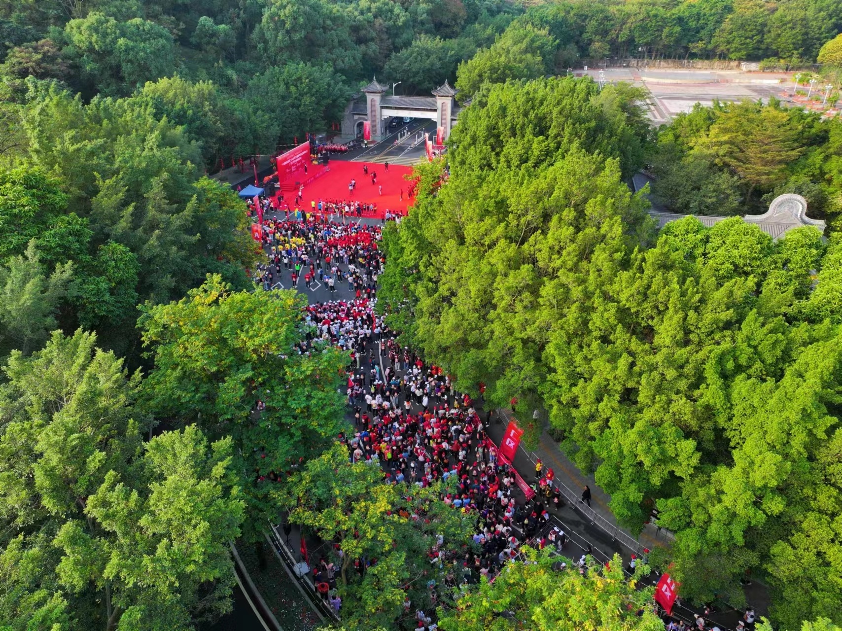 1月1日，“中国体育彩票”2024年全国新年登高健身大会（广东）主会场登山活动在西樵山景区举行。李均良 摄