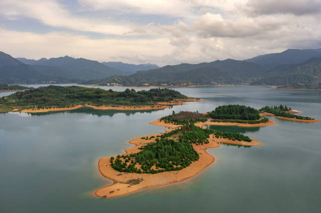 阳光照彻湖水。视觉中国供图