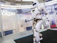 人形机器人敲钟了，会成为你的第三台终端吗？| 数说新语