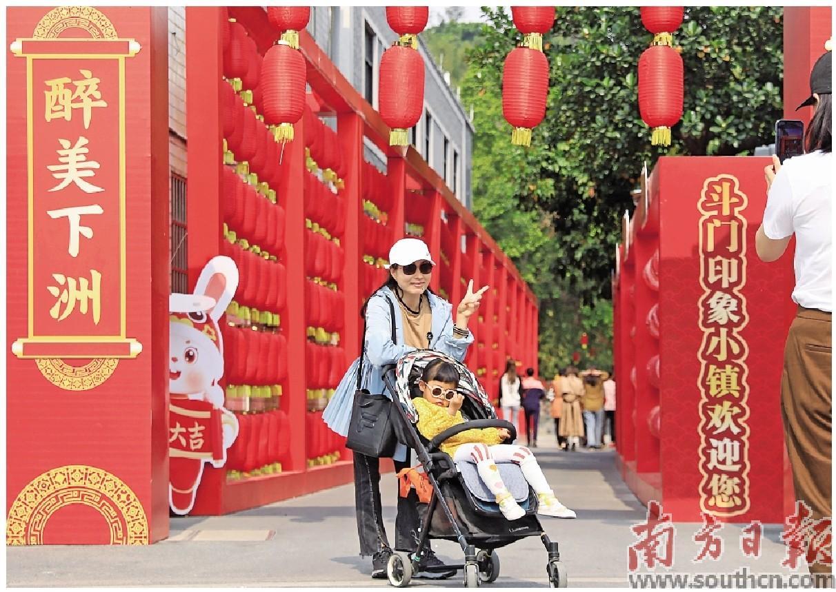 游客在美丽的珠海下洲村游玩。