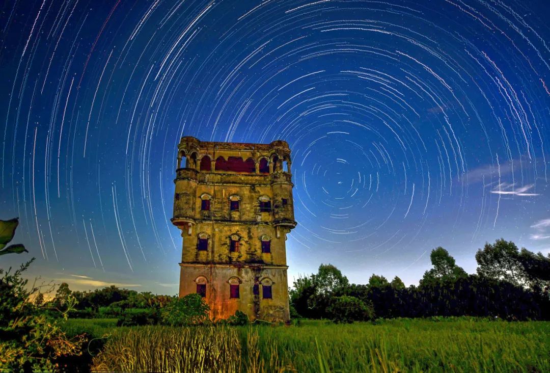 《碉楼·星空》。