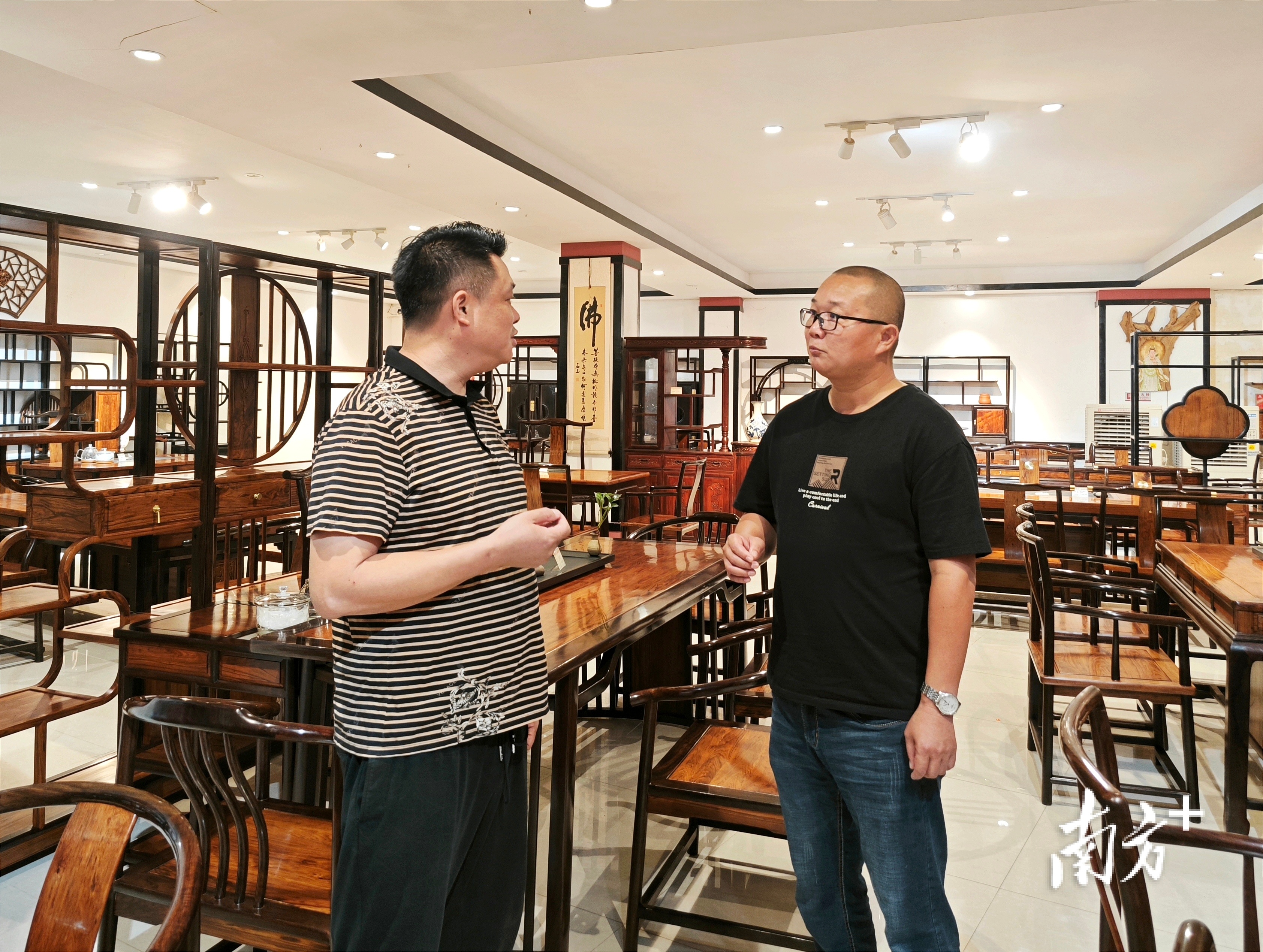 李进发走访红木厂商问计问需，推动优化营商环境。