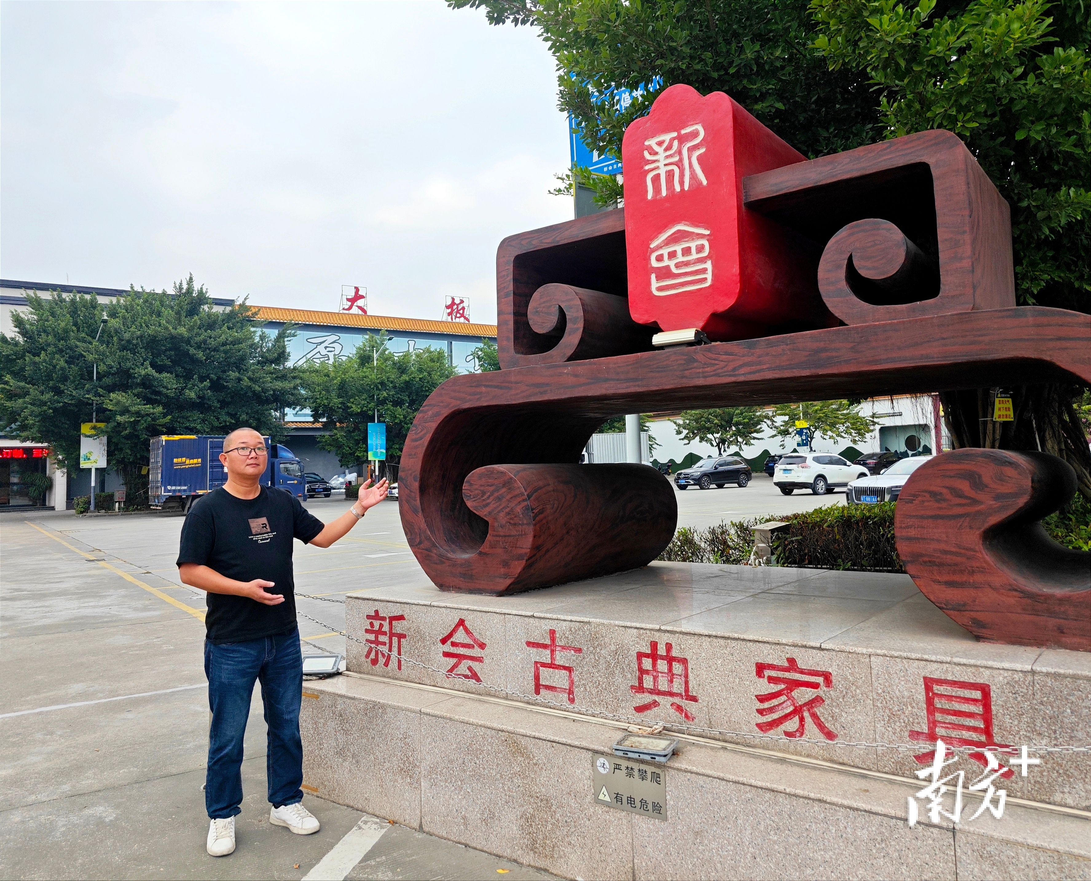 李进发介绍，莲塘村正进一步完善红木家具产业配套设施。