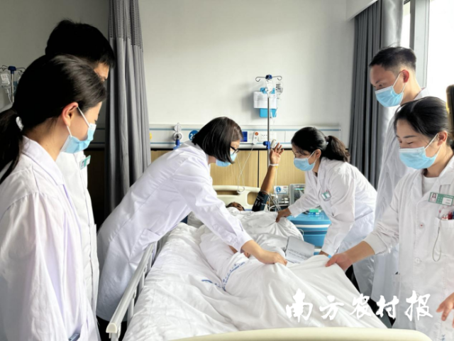 威宁县人民医院“组团式”帮扶医生为患者做康复训练。
