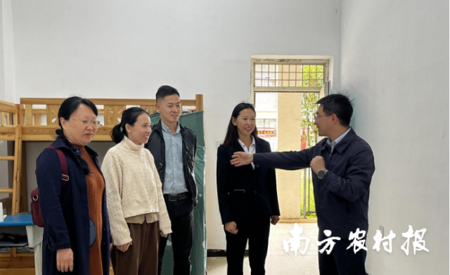 丁力(右一)与帮扶威宁县第九小学的教师交流。 丁力(右一)与帮扶威宁县第九小学的教师交流。