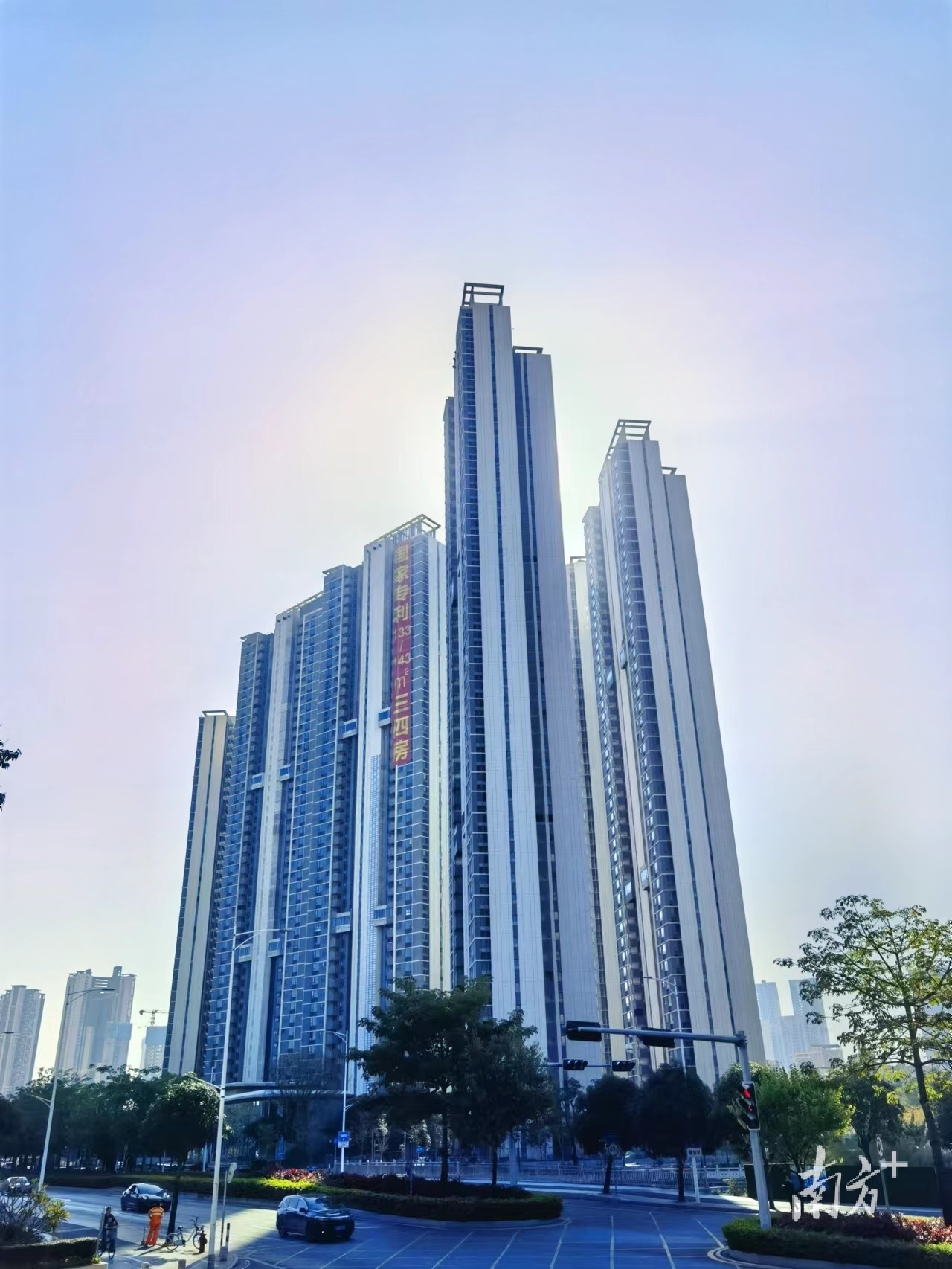 随着佛山城市的不断发展，原本低矮老旧住房需要更新，拆迁后建设更宜居舒适住房，满足广大市民需求。&nbsp; &nbsp;唐梦 摄