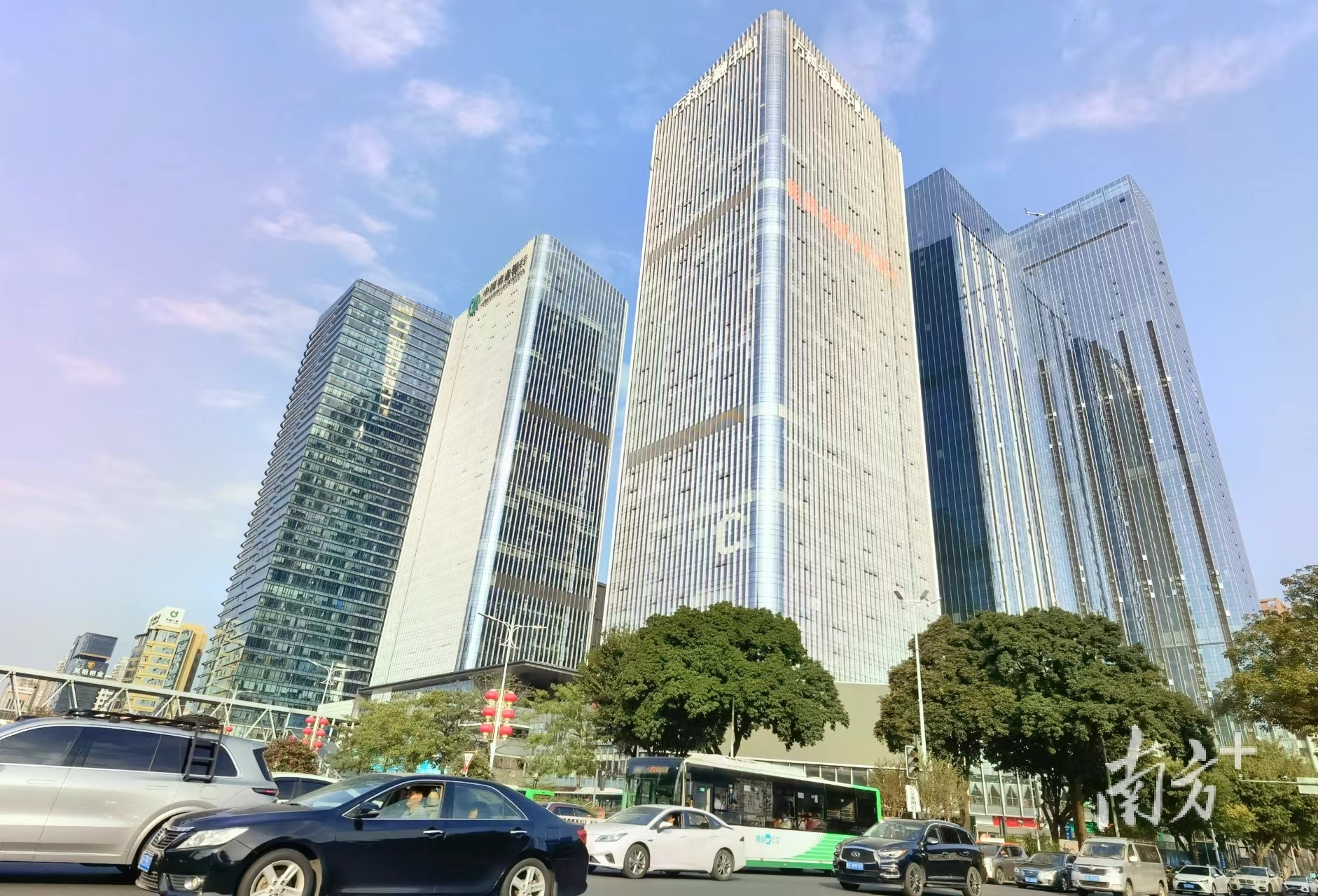 高楼林立的季华路商圈。&nbsp; &nbsp;唐梦 摄