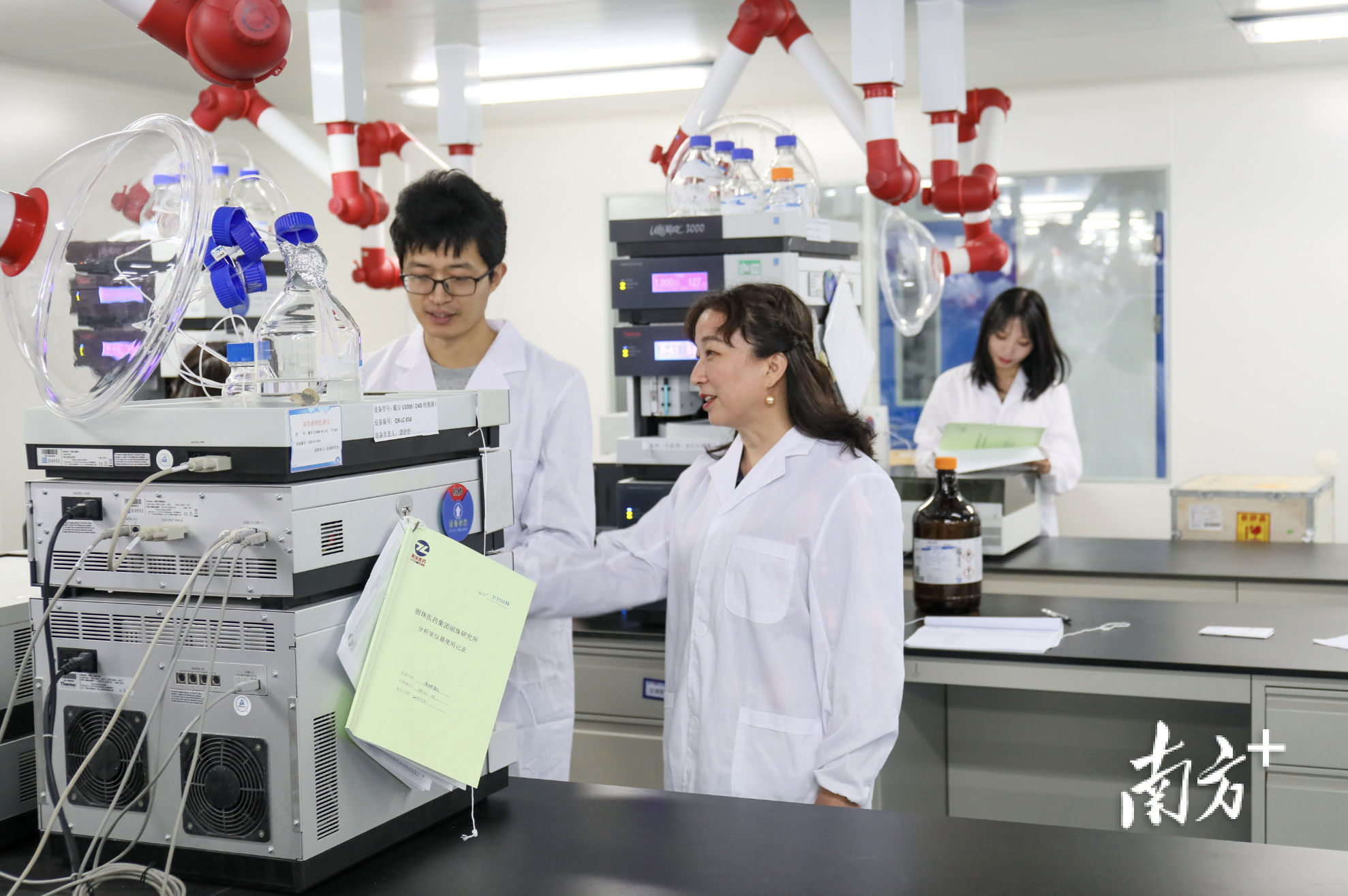 丽珠集团是珠海一家集医药产品研发、生产、销售于一体的全球性医药企业。图为丽珠集团科研团队。 丽珠集团是珠海一家集医药产品研发、生产、销售于一体的全球性医药企业。图为丽珠集团科研团队。