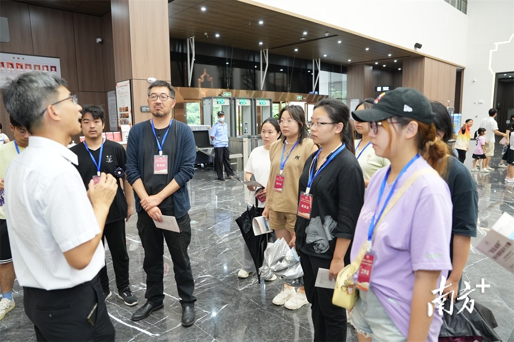 东南大学参赛师生在中国侨都华侨华人博物馆参观。 东南大学参赛师生在中国侨都华侨华人博物馆参观。