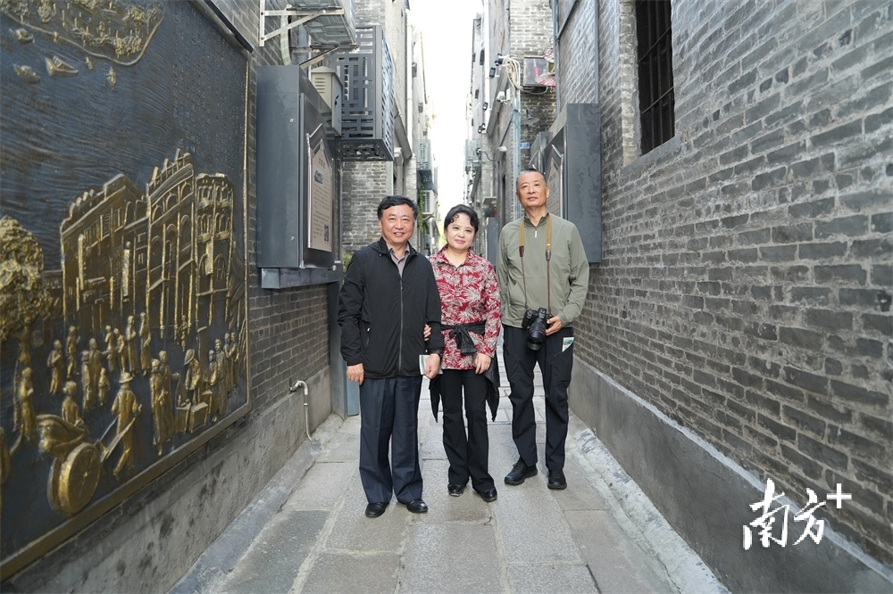 梁思成、林徽因的亲属梁鉴(右)、于晓东(左)、于葵(中)回乡探访,应邀担任“梁思成杯”顾问。 梁思成、林徽因的亲属梁鉴(右)、于晓东(左)、于葵(中)回乡探访,应邀担任“梁思成杯”顾问。