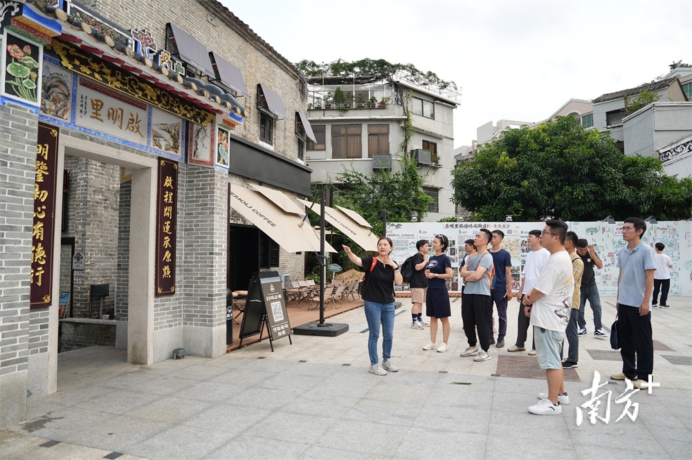 参赛选手在启明里采风。 参赛选手在启明里采风。