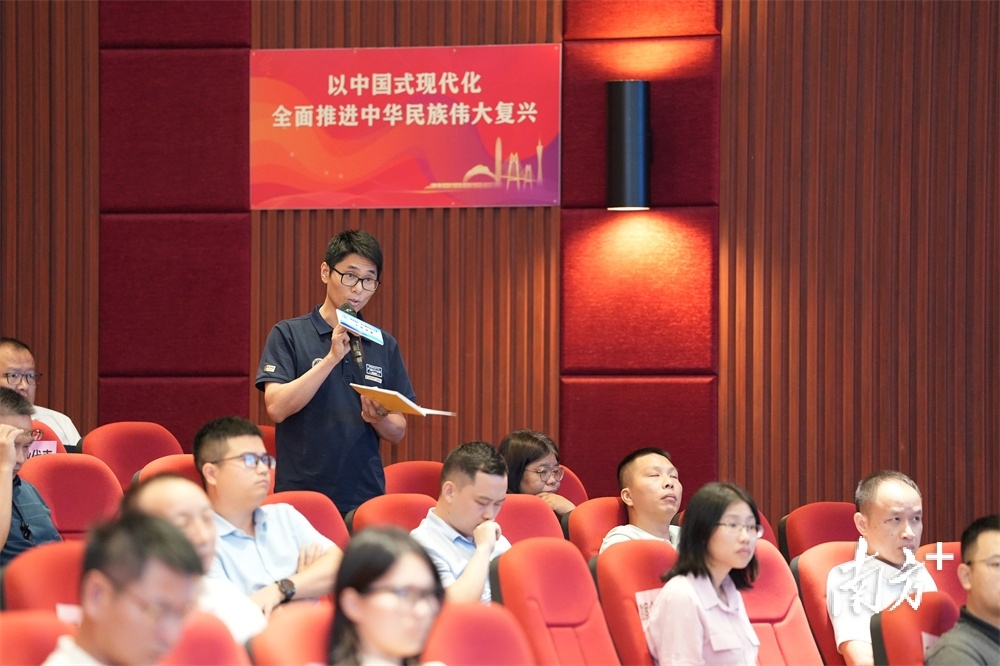 “梁思成杯”大师讲堂现场,听众与专家学者交流。 “梁思成杯”大师讲堂现场,听众与专家学者交流。