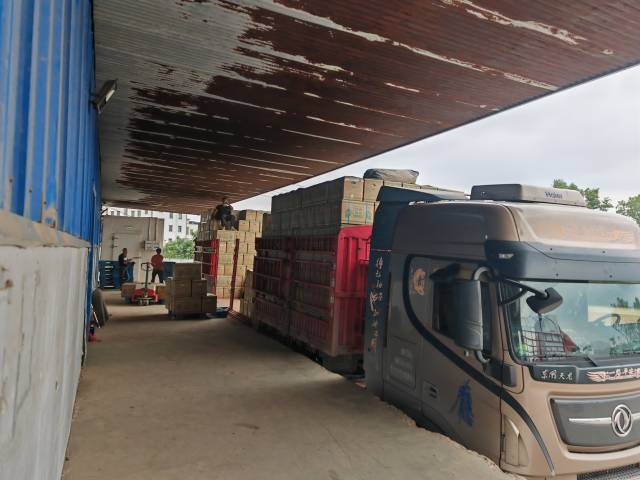 高州海亮仓库门口装满货物的卡车