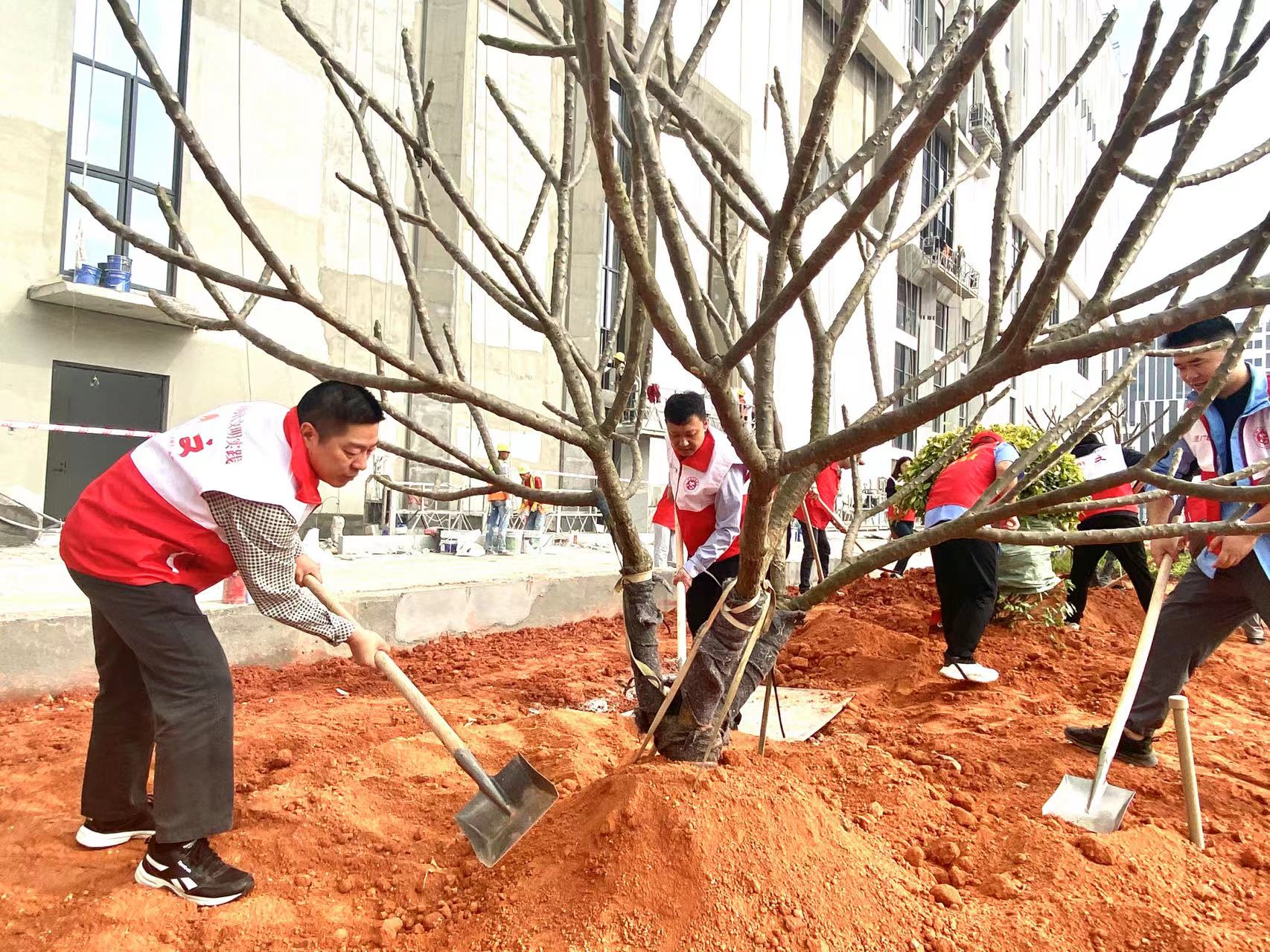 单位和园区企业代表参与义务植树。