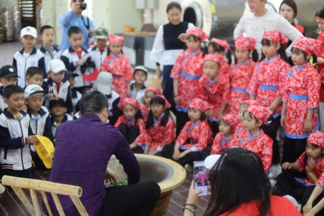 客茶谷开展学校学生春游及茶艺培训活动。