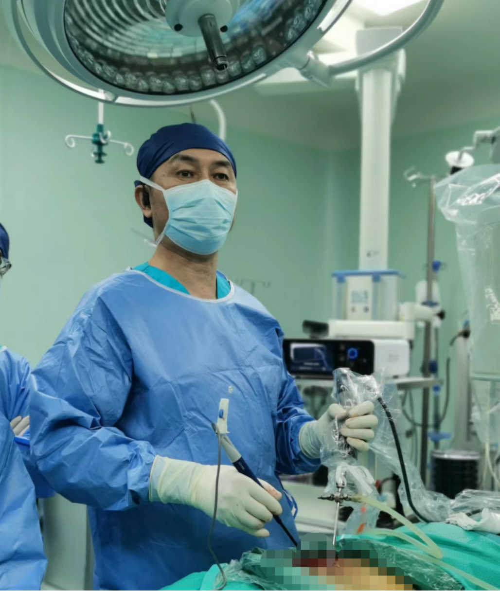 吕海主任手术团队为患者行UBE微创手术。