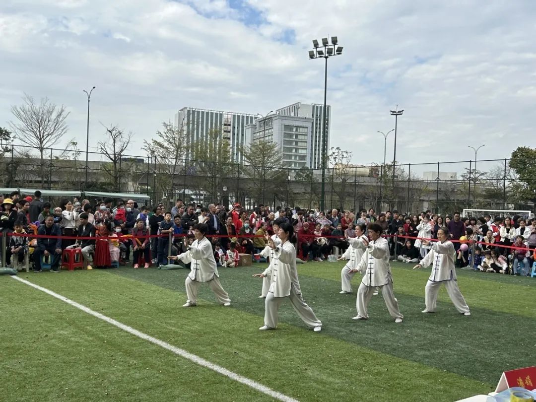 联欢会上的文体表演