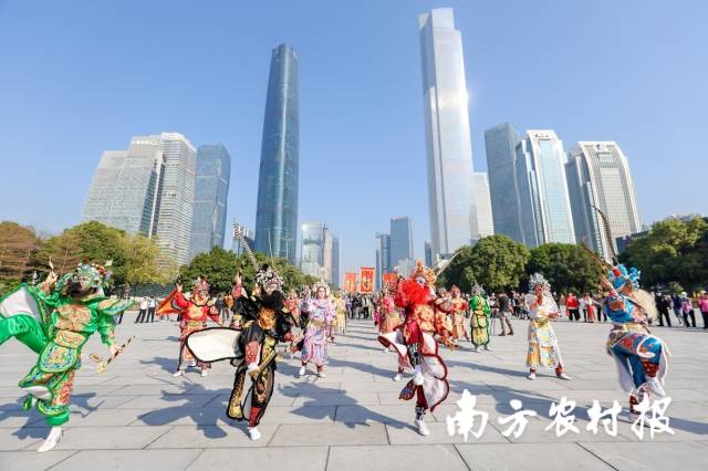 无穷食品组织英歌队在花城汇跳起“中华战舞”