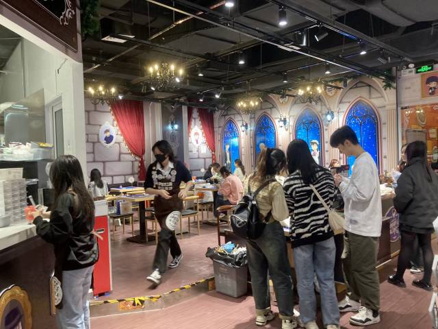广州北京路“潮玩星球”餐饮店生意火爆。 广州北京路“潮玩星球”餐饮店生意火爆。