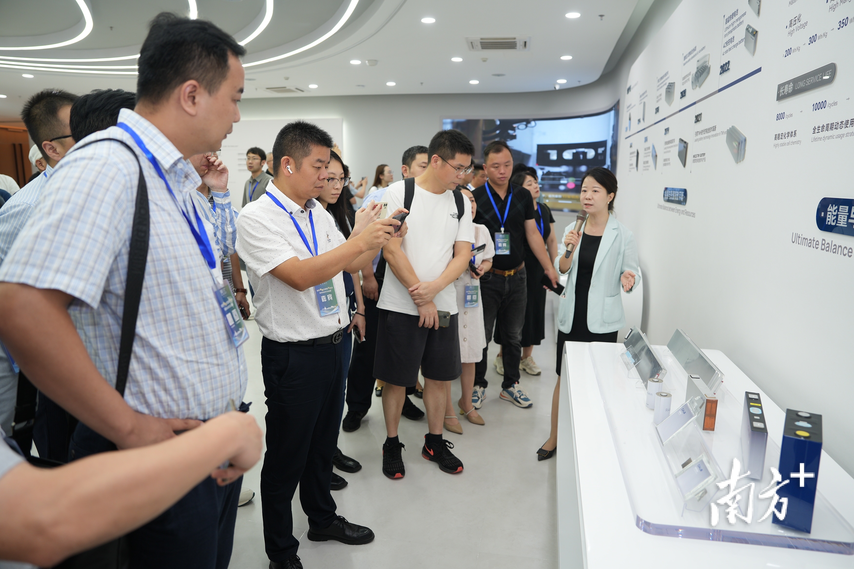 企业代表走进中创新航动力电池及储能系统江门基地。 南方+ 杨兴乐 拍摄 企业代表走进中创新航动力电池及储能系统江门基地。 南方+ 杨兴乐 拍摄
