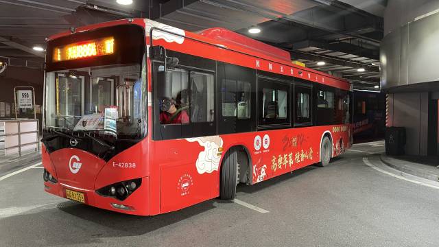 886号巴士换“新衣”，“高桂”年菜畅游广州