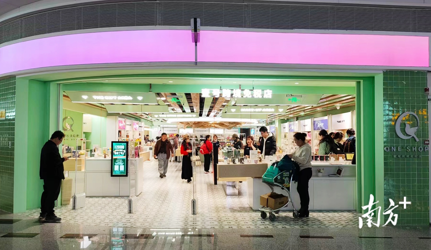 新开的汕头综保区跨境免税店吸引游客进店购物。  受访者供图