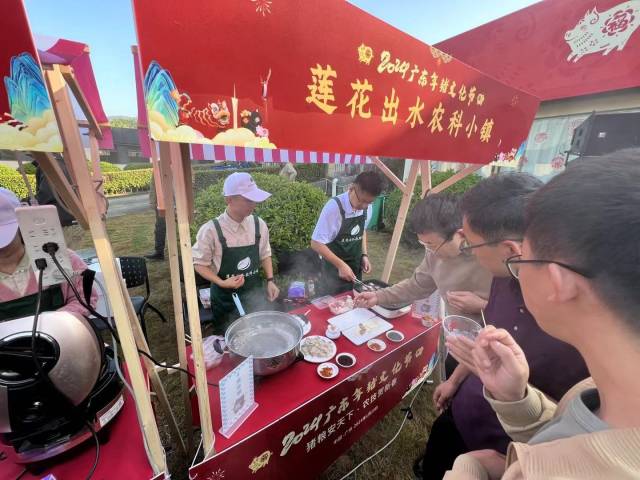 2024广东年猪文化节在广州柯木塱盛大举行，市民现场品尝年猪美食。